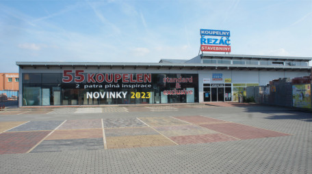 Budova prodejny (pohled z parkoviště) Budova prodejny (pohled z parkoviště)