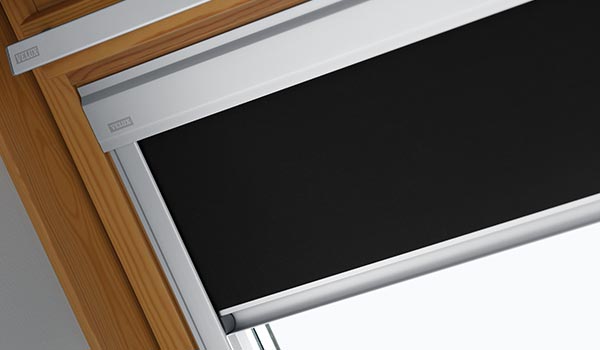 Velux roleta se stříbrnými bočními lištami bočními lištami