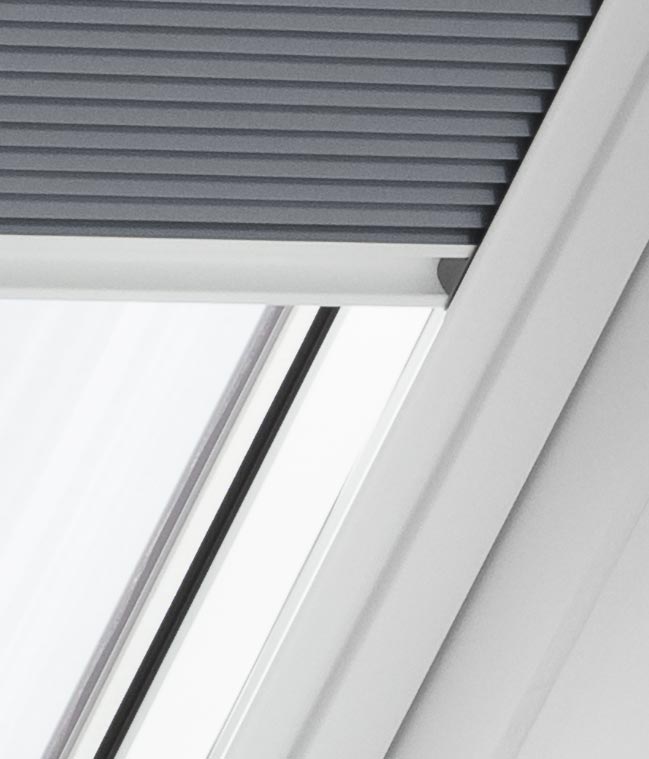 Velux roleta s bílými bočními lištami