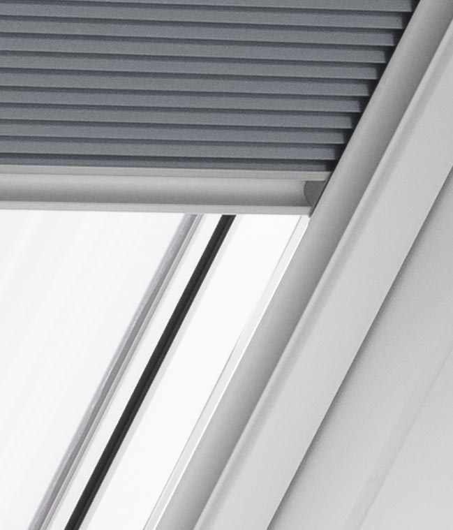Velux roleta se stříbrnými bočními lištami