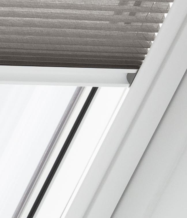 Velux roleta s bílými bočními lištami