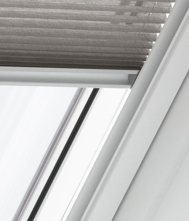 Velux roleta se stříbrnými bočními lištami