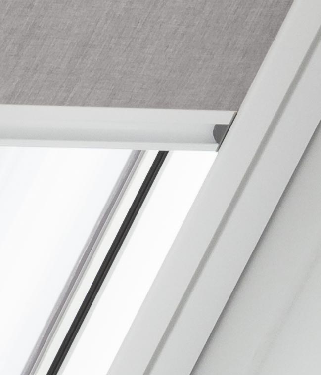 Velux roleta s bílými bočními lištami