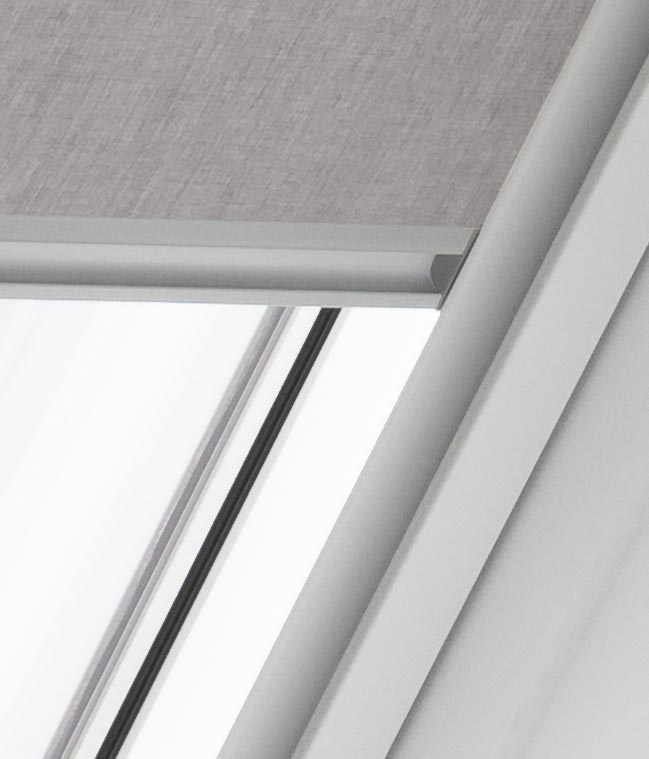 Velux roleta se stříbrnými bočními lištami