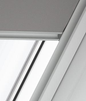 Velux roleta se stříbrnými bočními lištami