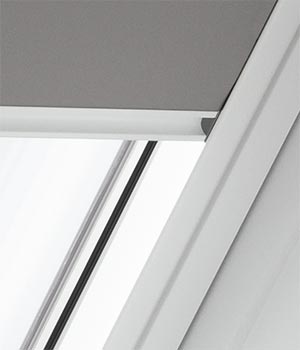 Velux roleta s bílými bočními lištami